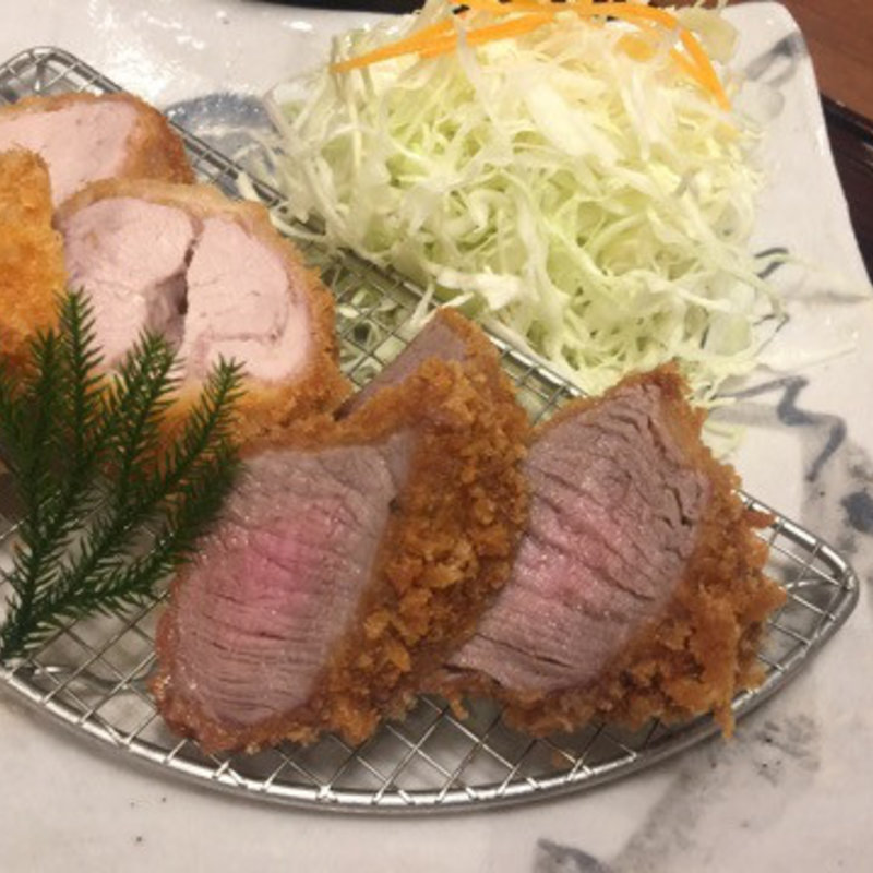 牛ヒレかつと豚ヒレかつ(矢場とん 大阪松竹座店)