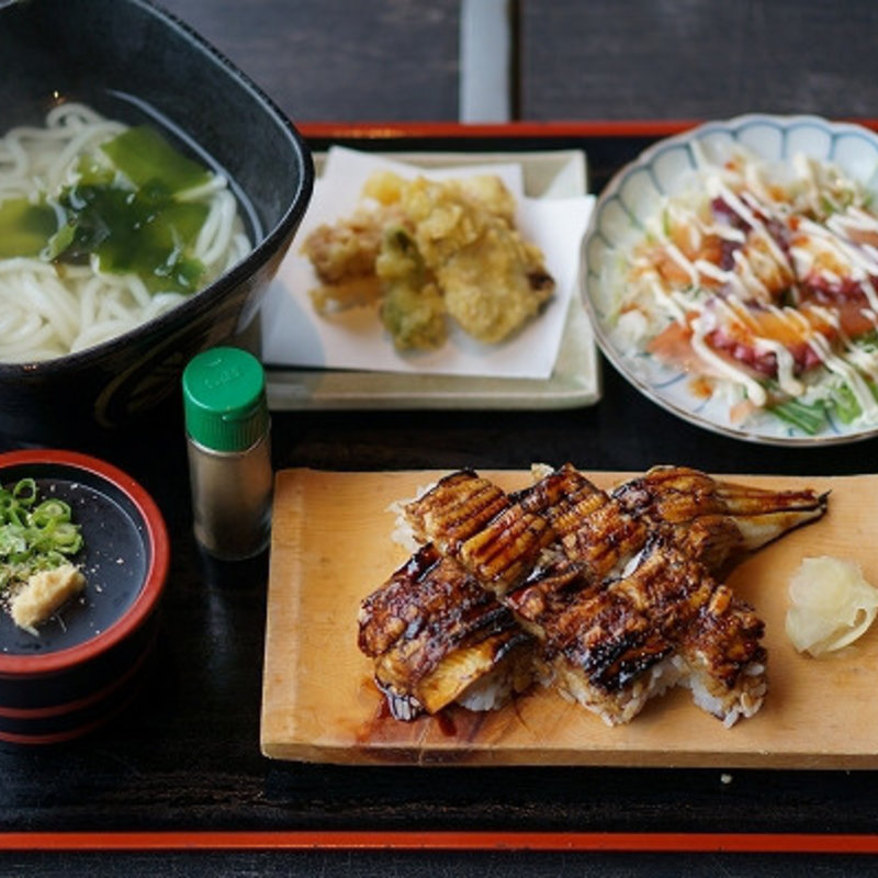 名物 ジャンボムシ穴定食(石焼ダイニング良旨)