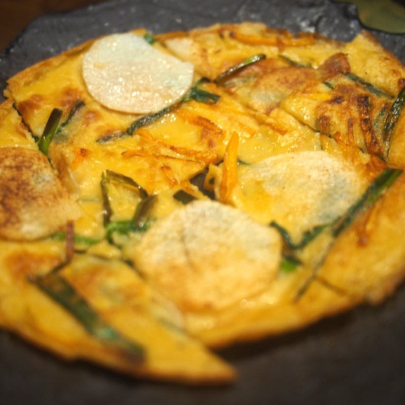 山芋のニラチヂミ(神戸牛焼肉・にくなべ 神戸びいどろ浜松町店)