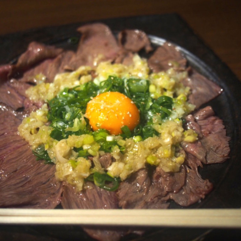 黒毛和牛のネギ塩ユッケ(神戸牛焼肉・にくなべ 神戸びいどろ浜松町店)