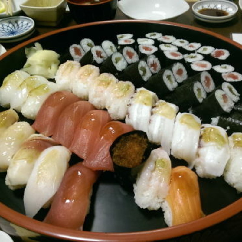 盛り合わせ鮨と中生鮨(福寿司)