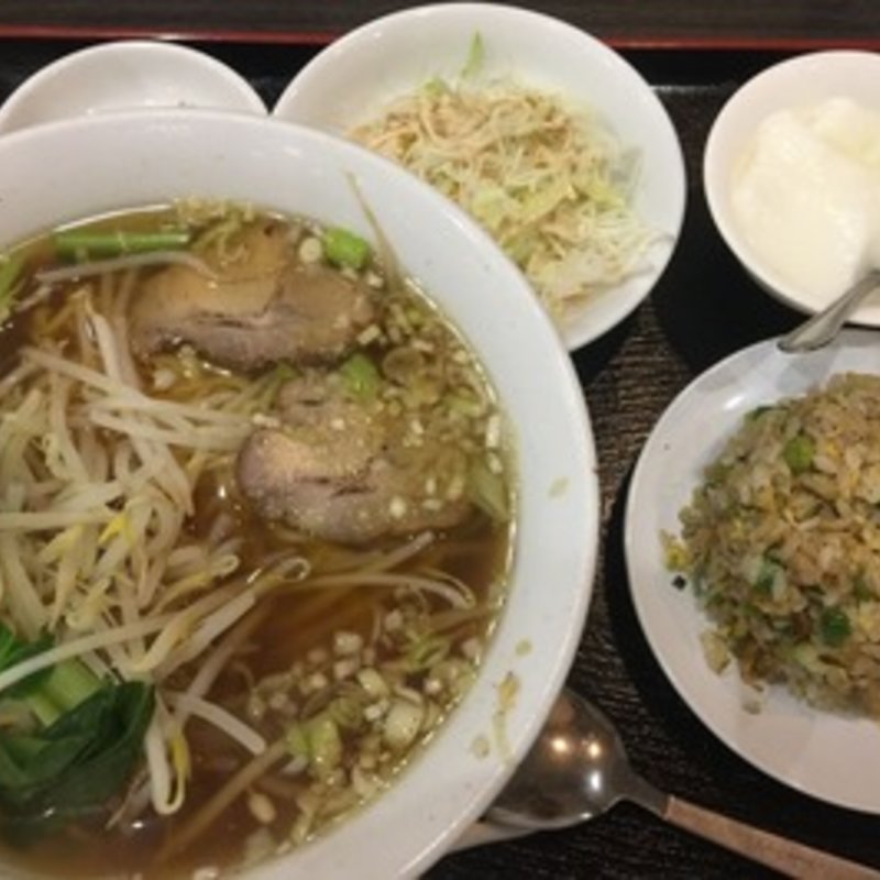 もやしたっぷりラーメン＋半炒飯(福源居)