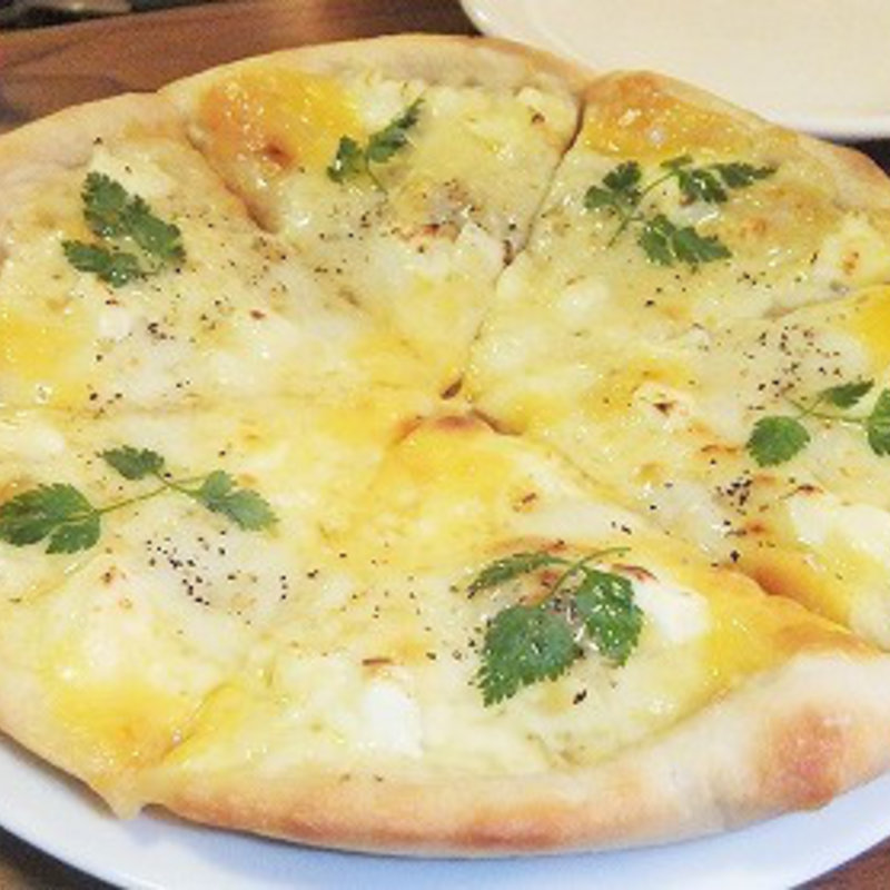 4種のチーズピッツァ(秋葉原 肉バル201 （アキハバラ ニクバルニーマルイチ）)