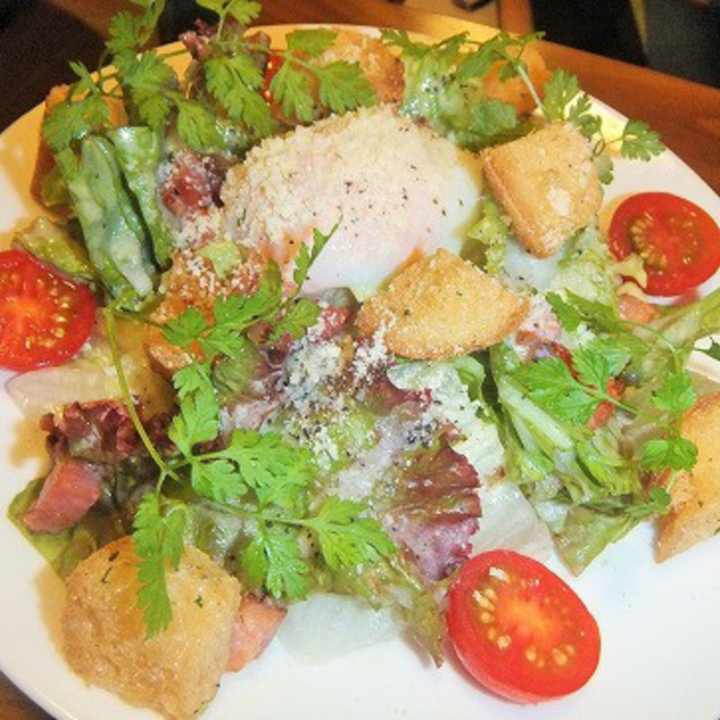 温泉卵のシーザーサラダ(秋葉原 肉バル201 （アキハバラ ニクバルニーマルイチ）)