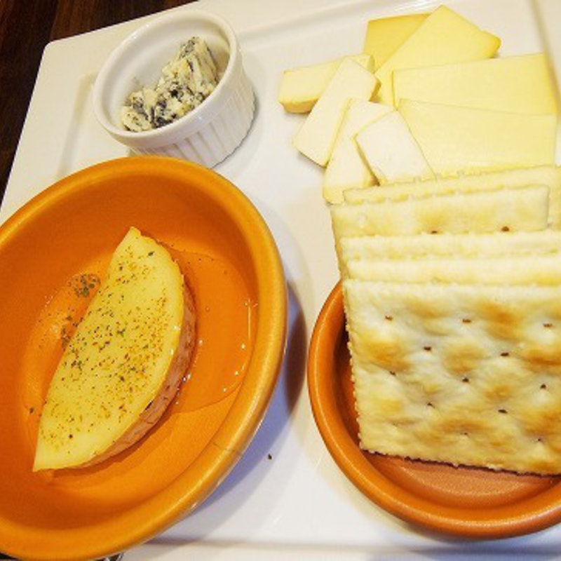 チーズ盛り合わせ(秋葉原バル モンパカ )