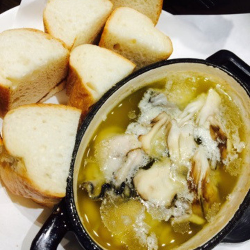 牡蠣とまいたけのアヒージョ(秋葉原バル モンパカ )