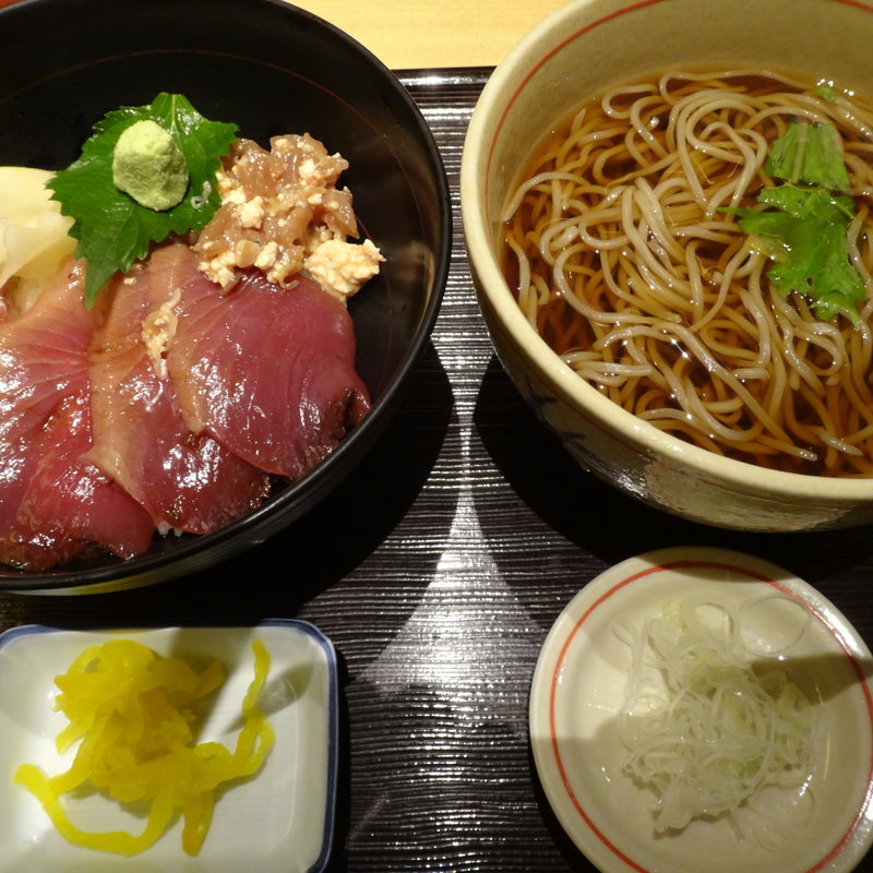 カツオ漬け丼とそばのセット(稲田屋 品川店 （いなたや）)