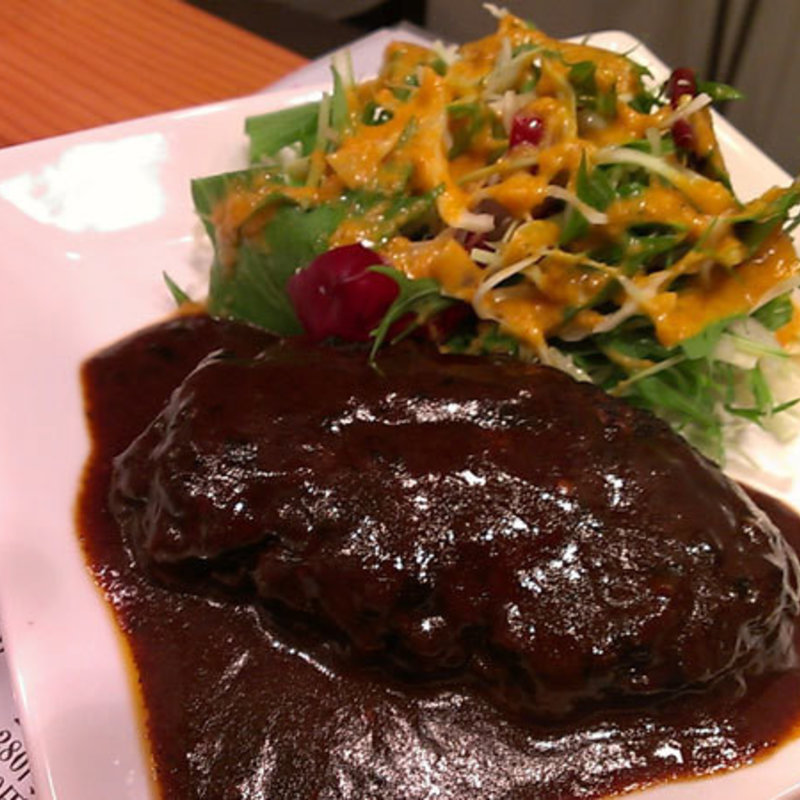 手ごねハンバーグ特製デミソースで(立ち呑み 洋もん 日本酒のめるとこ )