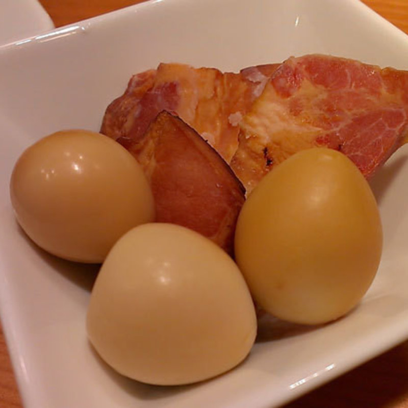 自家製燻製うずら玉子とベーコンの燻製(立ち呑み 洋もん 日本酒のめるとこ )