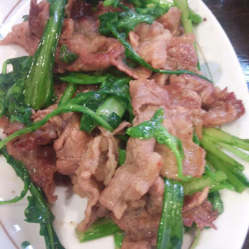 牛肉と菊菜ガーリック炒め(立呑み道楽 史(ふみ))