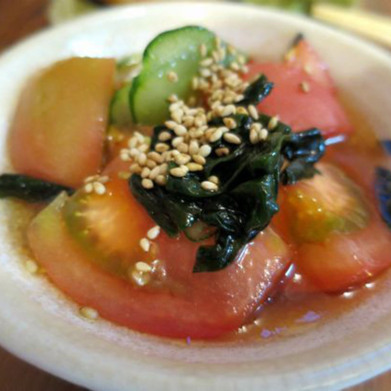 トマトとワカメの酢の物(立呑処　ぎん虎)