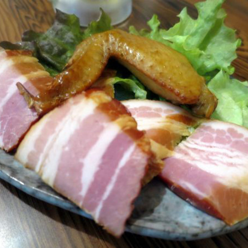 手羽とベーコンの燻製(立呑処　ぎん虎)