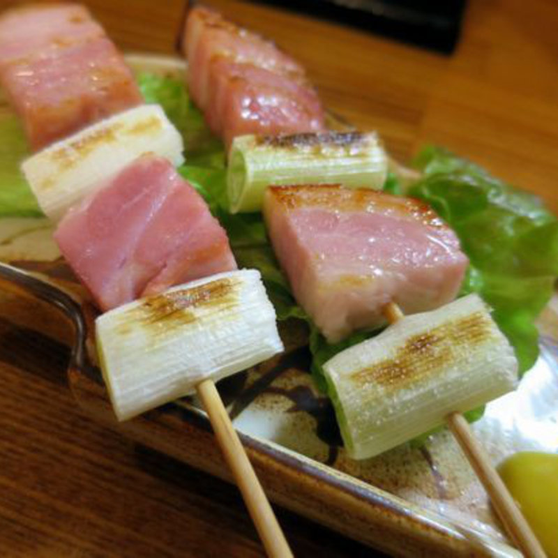 白ねぎと厚切りベーコンの串焼き(立呑処　ぎん虎)