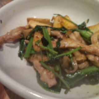 鶏せせり肉と空芯菜のピリ辛炒め(立喰酒場 舫moyai)