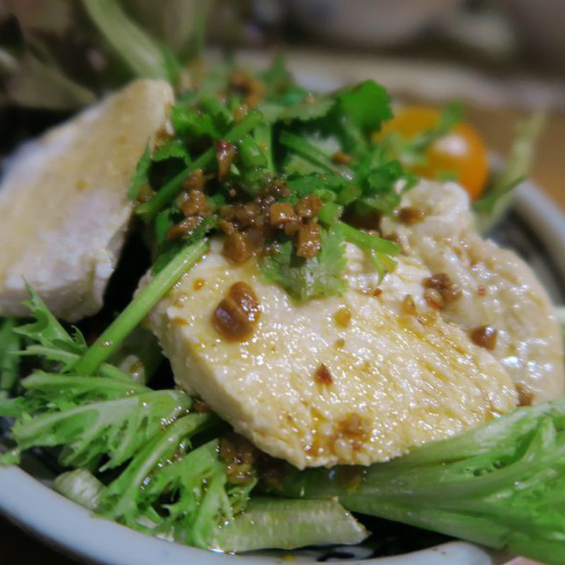 ヨダレ鶏パクチーのせ(立ち飲みキッチンせいちゃん)