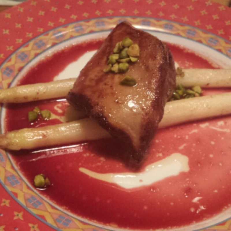 ホワイトアスパラとフォアグラのソテー(綾瀬 ワインバル八十郎商店)