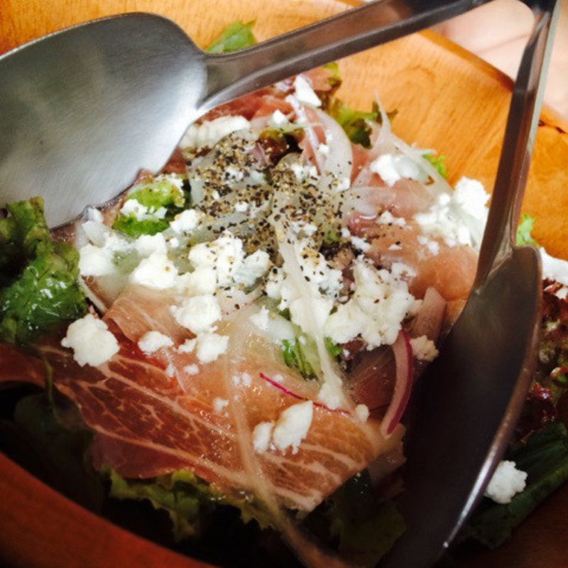 生ハムとフェタチーズのグリーンサラダ(肉とチーズのお店 )