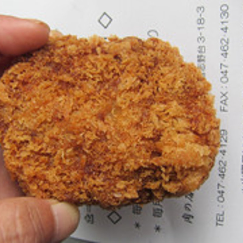 メンチカツは神戸牛肉を使用しているらしい。
 こちらは冷めてはおらず温かい程度。ほど良い味が付いていてそのままでもOK
 ごはんのおかずにするのなら、中濃ソースかウスターソースだろう。
 醤油をたらしてもイケルと思う(肉の店 鳥吉)