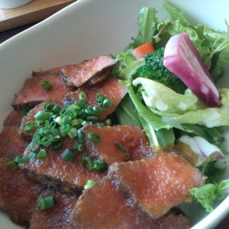 黒毛和牛のローストビーフ丼(アンカーグラウンド 馬車道)