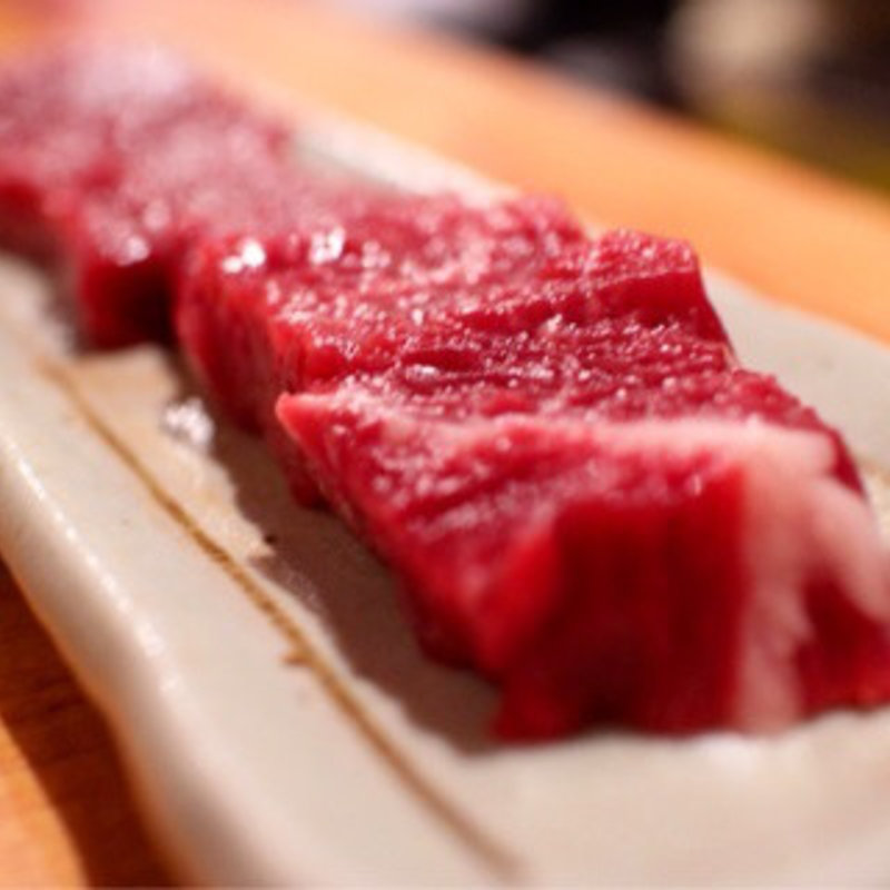 赤身馬のもも刺し(肉小屋 板橋本店)