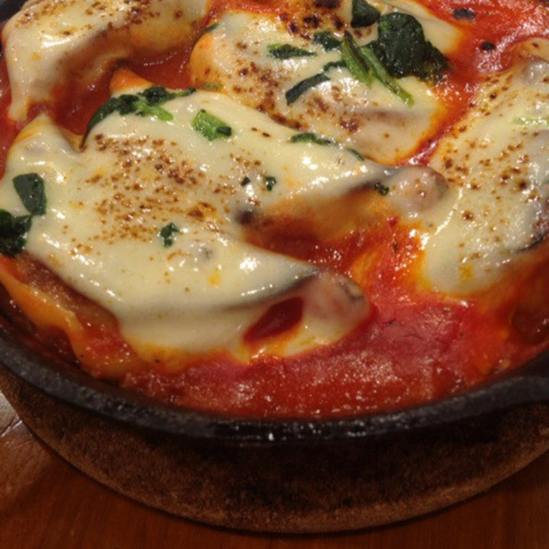 トマトとチーズ鉄なべ餃子(肉汁餃子 ふく肉)