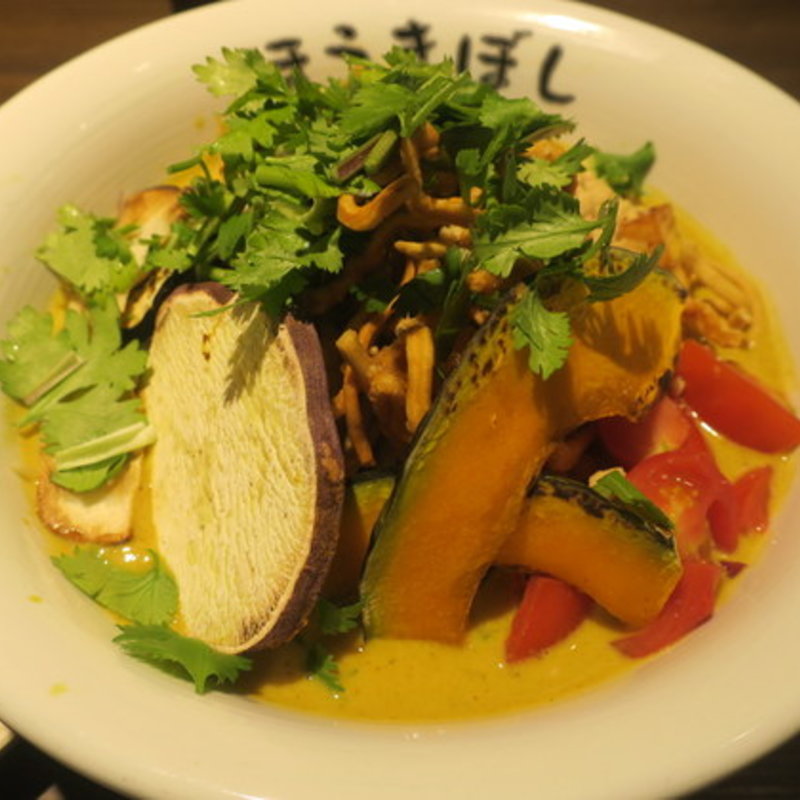 ～ほうきぼしの考える～ 野菜だけで作ったカオソイ(自家製麺ほうきぼし 赤羽駅前店 )