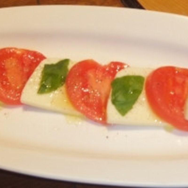 冷やしトマトとモッツァレラチーズ”カプレーゼ”(自然洞 Cha-Yon-Don 新宿西口駅前店 （じねんどうちゃよんどん）)