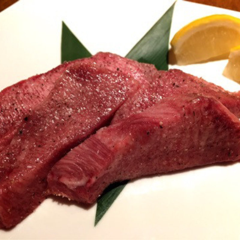 黒毛和牛 厚切り極上とろタン塩【レモン添え】(自然洞 Cha-Yon-Don 新宿西口駅前店 （じねんどうちゃよんどん）)