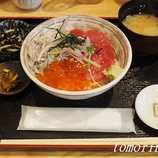 三色丼（釜揚げしらす・いくら・まぐろ）(舵屋)
