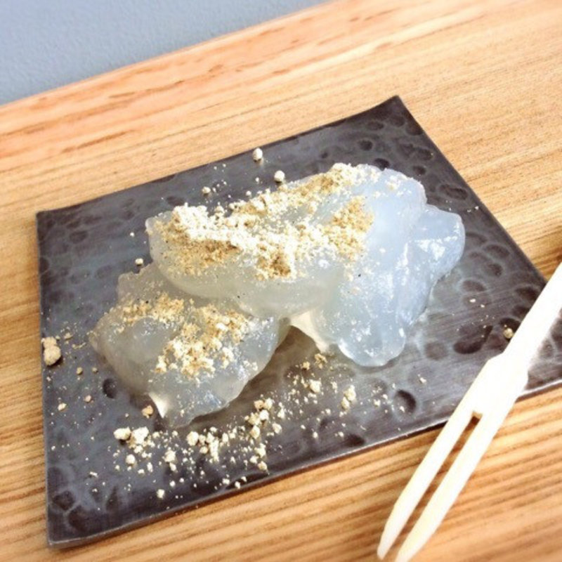 笑来美餅 (わらびもち) 丹波黒豆きなこ(菓匠 芭蕉堂 天神橋店 （かしょう ばしょうどう）)