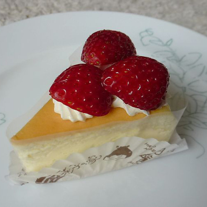 苺の半熟スフレ(有限会社菓子の家)