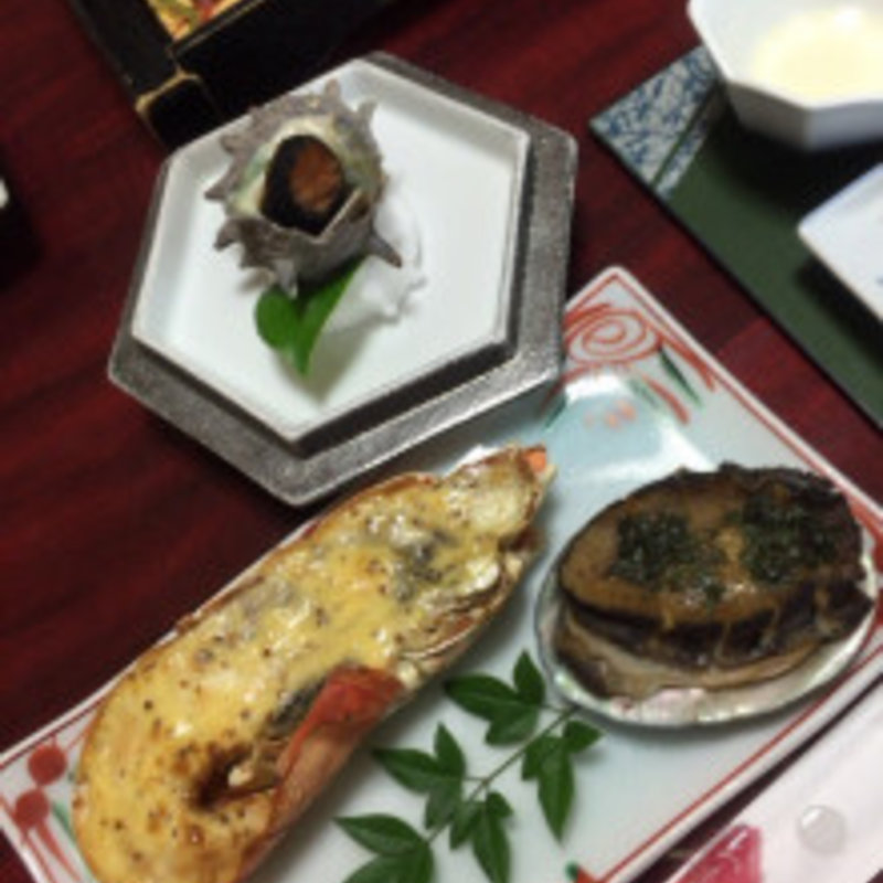 伊勢エビの半身焼きに、蒸しアワビにさざえのつぼ焼き(藍風亭 )