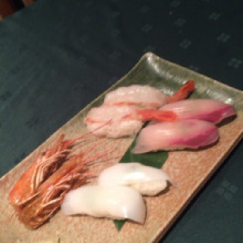 赤エビ・イカ・カンパチの握りに赤エビの頭を素揚げしたもの(藤蔵 （フジクラ）)