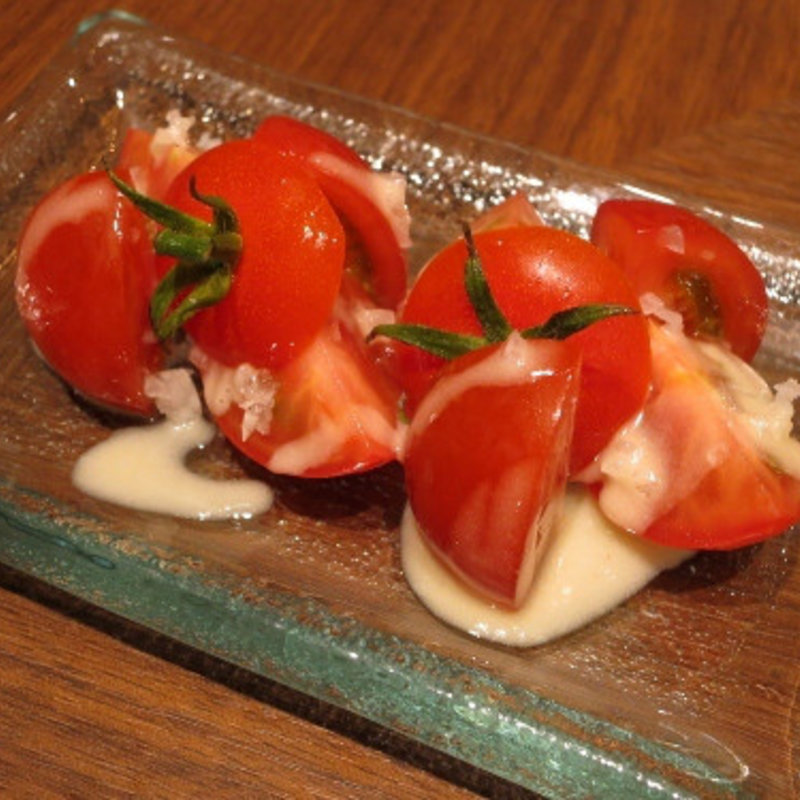 枝つきトマトのカルティエ フレンチドレッシング(虎ノ門バール )