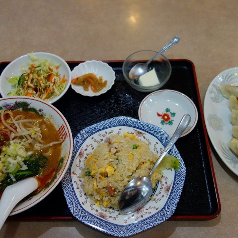 担々麺と半チャーハンのセット（餃子付き）(西安刀削麺 （セイアントウショウメン）)