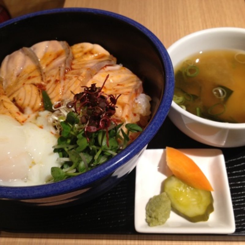あぶりサーモンと温玉ユッケ丼(梅田麹室 豊祝)