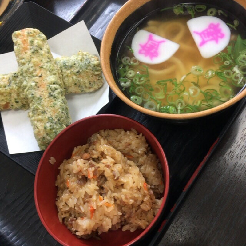 ミニうどん+ちくわの磯部揚げ+鶏おこわ(資さんうどん 本店)