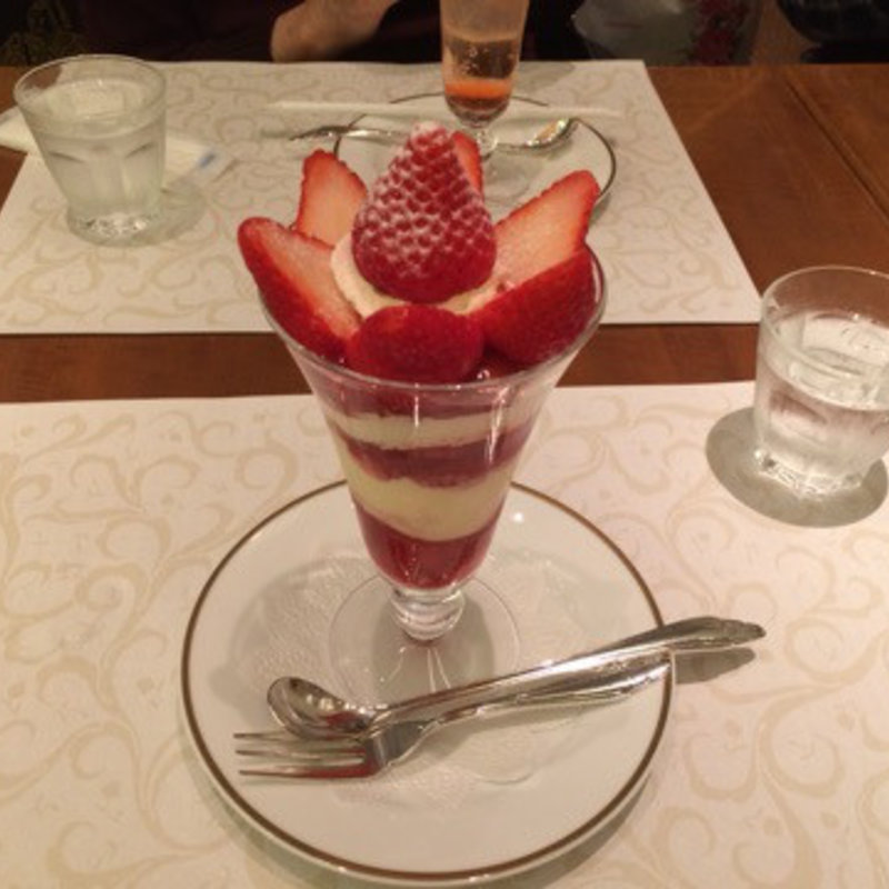 ストロベリーパフェ(資生堂パーラー 名古屋店)