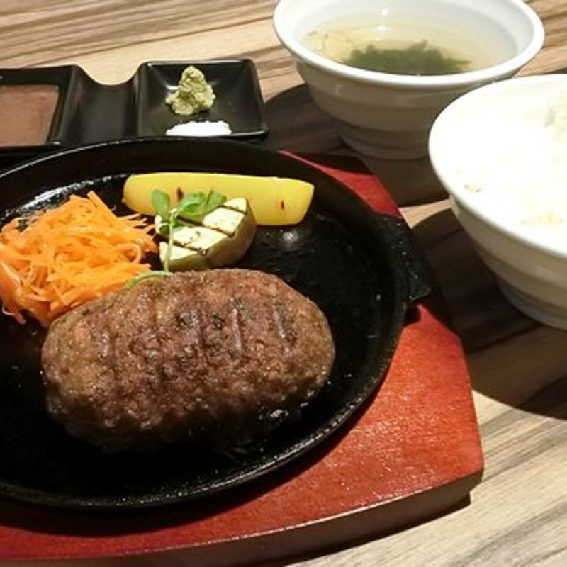 USHIOのハンバーグ 和牛100％(赤身焼肉USHIO （アカミヤキニク ウシオ）)