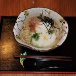 うどんに温泉卵ととろ(身麻呂)