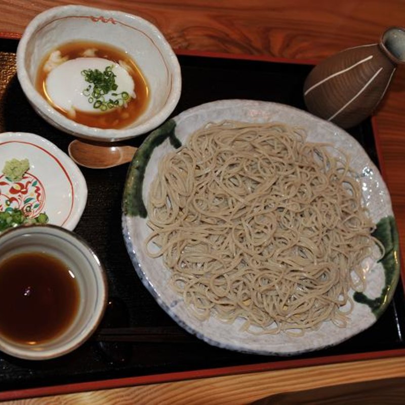 盛りそばに温泉卵(身麻呂)