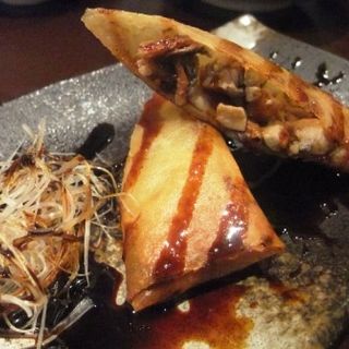 フォアグラと北京ダックの春巻き・濃縮黒酢ソース(都来)