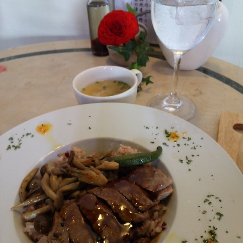 MouMouステーキ丼(酪農カフェ　モーモーキッチン)