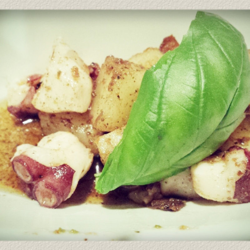 タコとじゃがいもバジルバター炒め(鉄板焼 ダイニング 牧酒屋 酒々井店 （マキシヤ）)