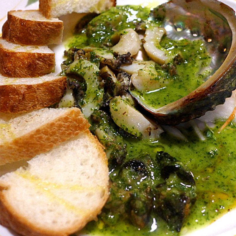 活きアワビ焼き(鉄板焼きとワイン　Balena （バレーナ）)