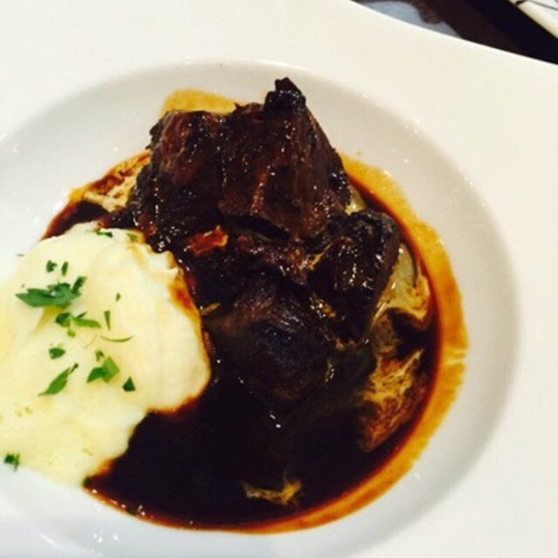 牛ほほ肉の赤ワイン煮込み(銀座でワイン。)