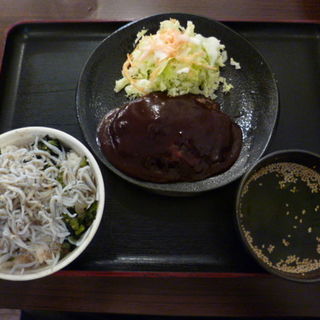 湘南の名産 葉山牛を使ったデミグラスハンバーグ定食(鎌倉食堂)