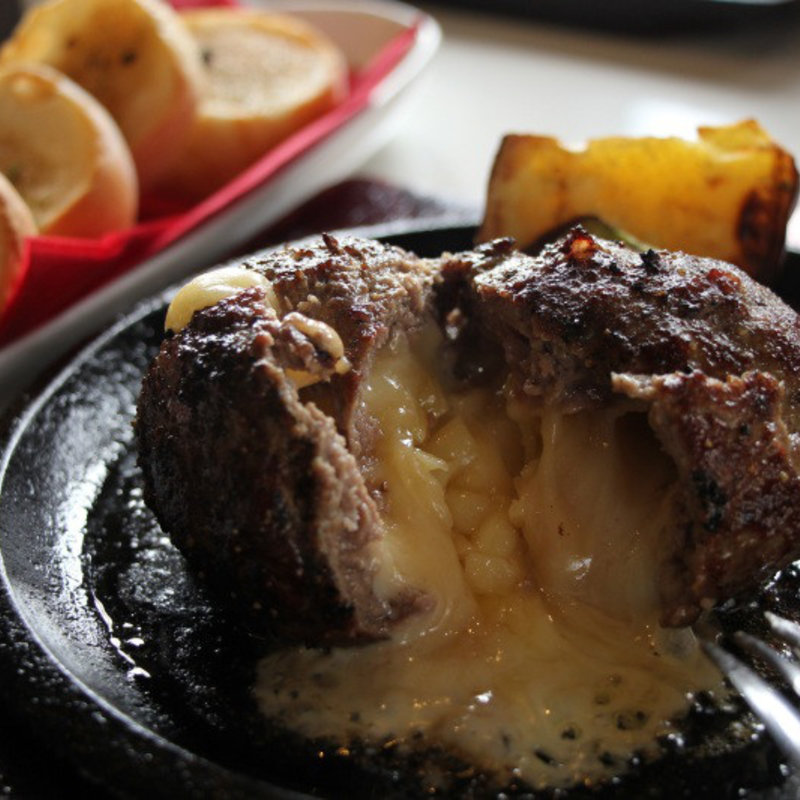 中からトロけるチーズinハンバーグ(鐵 （くろがね）)