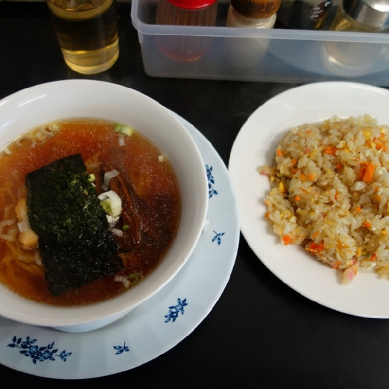 玉子チャーハンと半ラーメンのセット(長江飯店)