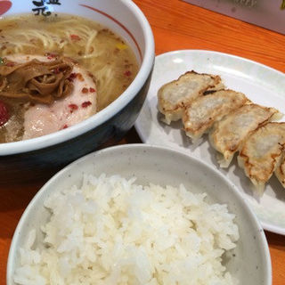 梅塩ﾗｰﾒﾝの餃子ｾｯﾄ(長浜塩元帥 )